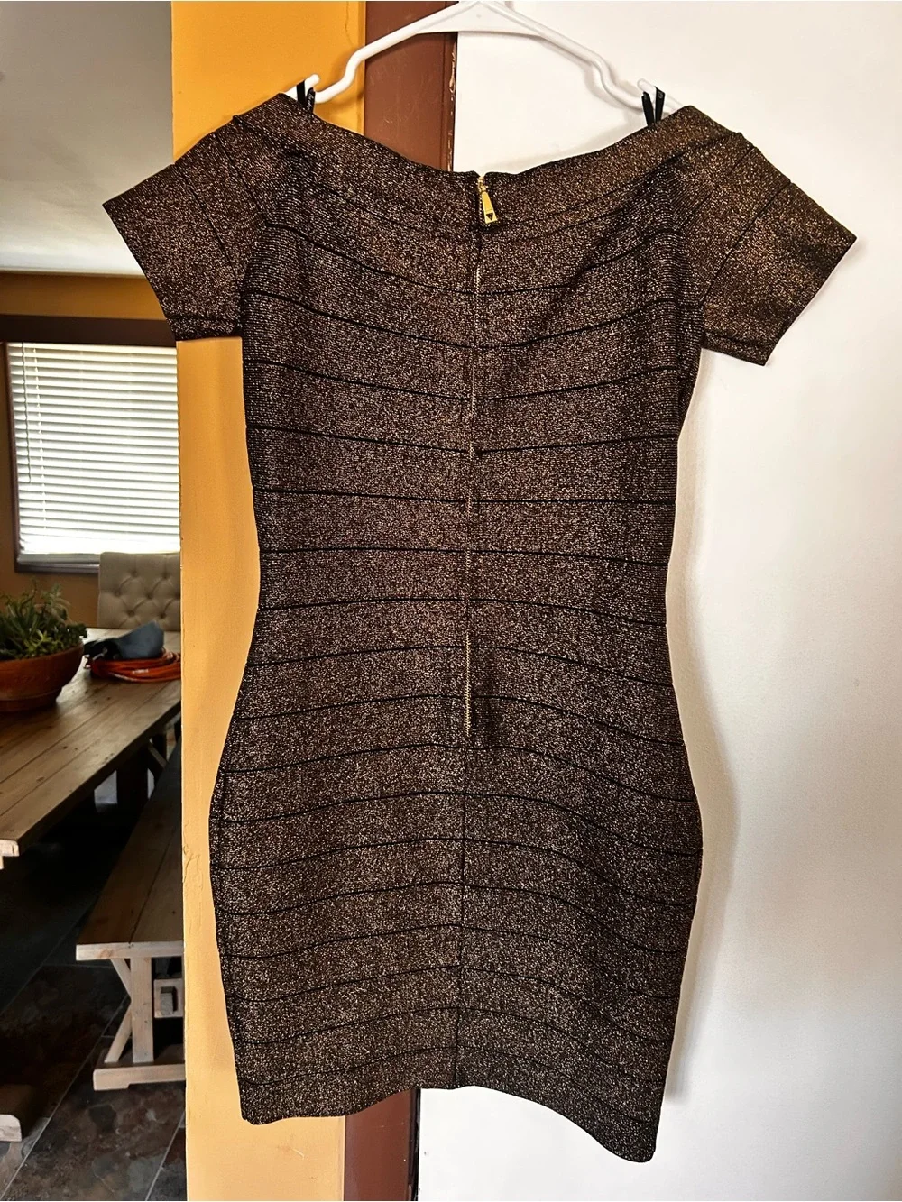 GUESS Gold Metallic Bodycon Mini Dress Size 2 Off Shoulder Party Cocktail Dre - Picture 9 of 9